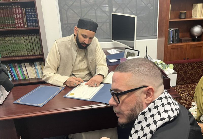 الناشط الأمريكي شون كينغ يعتنق الإسلام