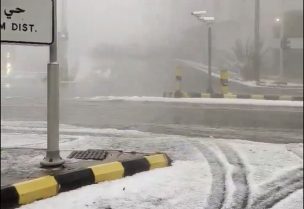 مدينة أبها السعودية تتزين بالثلج والبرد