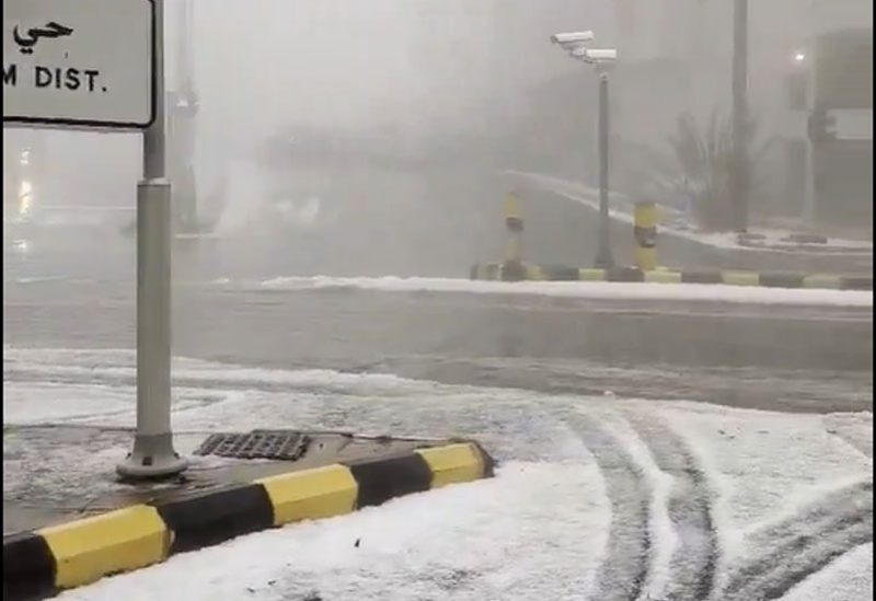 مدينة أبها السعودية تتزين بالثلج والبرد