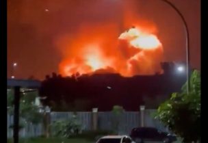 اندلاع حريق هائل في منشأة لتخزين الذخيرة بإندونيسيا
