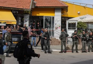 قوات الأمن الإسرائيلية في موقع عملية الطعن في بيت كاما (الفرنسية)