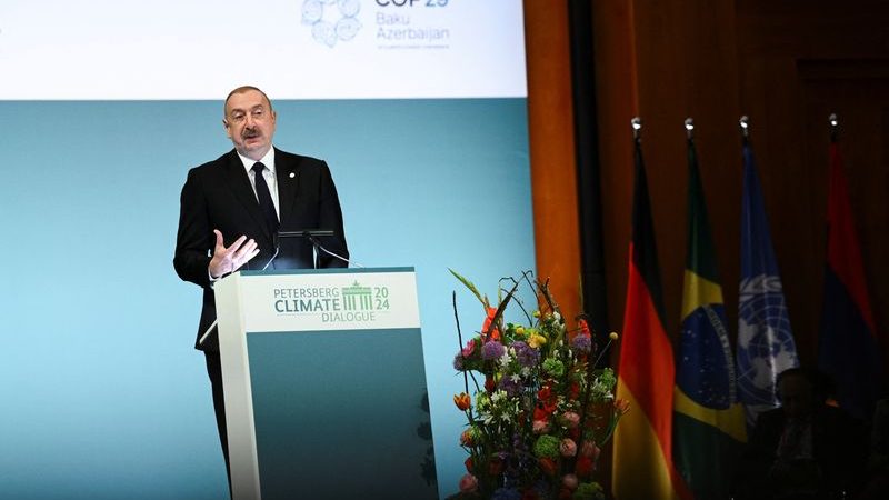 رئيس أذربيجان إلهام علييف يتحدث في مؤتمر عن المناخ في برلين يوم 26 أبريل نيسان 2024. تصوير: انجريت هيلزه - رويترز