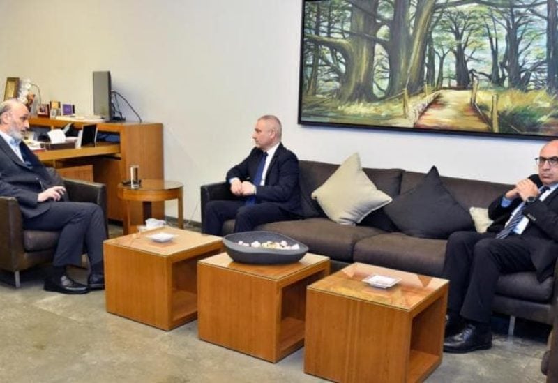 رئيس حزب "القوات اللبنانية" سمير جعجع، أثناء لقاء مع رئيس حزب "حركة التغيير" ايلي محفوض