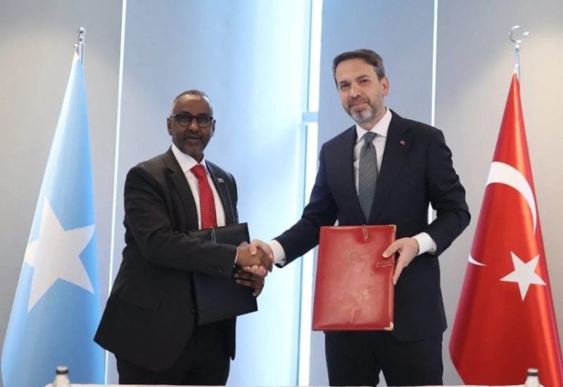 مراسم توقيع الاتفاقية بين وزير الطاقة التركي ووزير النفط الصومالي – الصورة من منصة إكس