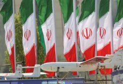 طائرة إيرانية بدون طيار تظهر خلال حفل عرض يوم الجيش الوطني في طهران