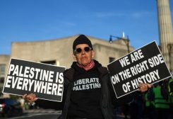 متظاهر في بروكلين يحمل لافتات خلال احتجاج يطالب الحكومة الأمريكية بوقف تسليح إسرائيل
