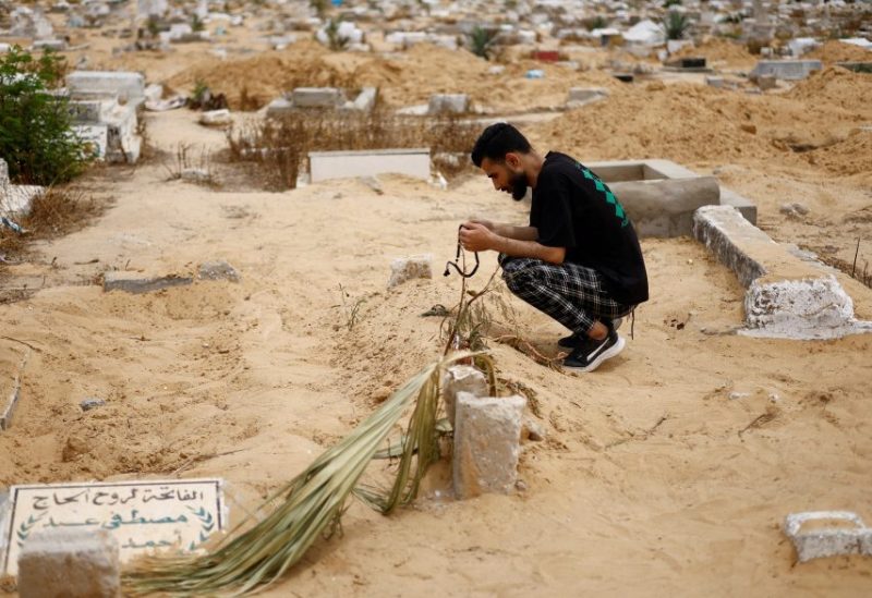 عم الطفلة الفلسطينية صابرين الروح بجوار قبرها