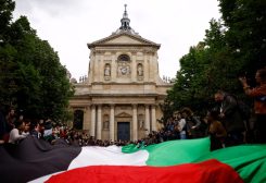محتجون غاضبون من حرب غزة أمام جامعة السوربون في باريس