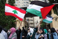 متظاهرون يحملون الأعلام اللبنانية والفلسطينية خلال احتجاج تضامني مع غزة في الجامعة اللبنانية الأمريكية في بيروت