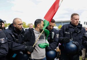 شرطة برلين تبدأ إزالة مخيم اعتصام مؤيد للفلسطينيين في غزة قرب البرلمان