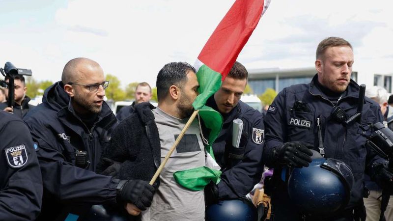 شرطة برلين تبدأ إزالة مخيم اعتصام مؤيد للفلسطينيين في غزة قرب البرلمان