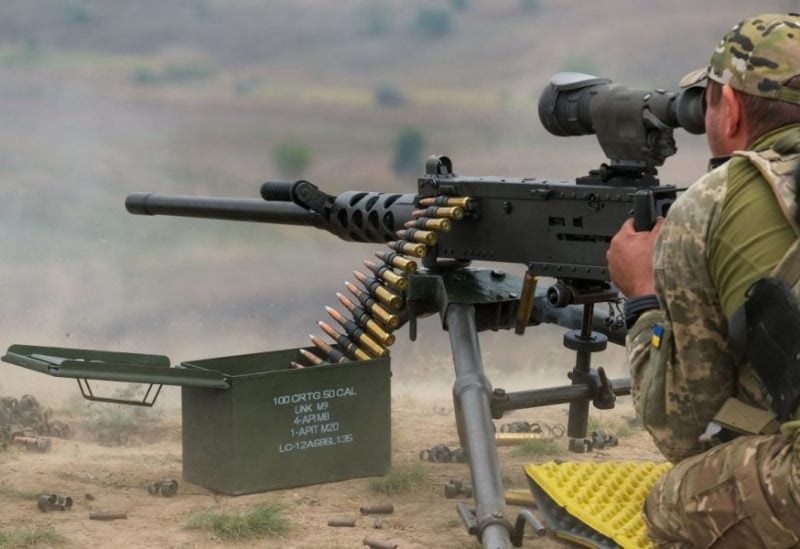 جندي من الجيش الأوكراني يستخدم سلاحاً أمريكياً متطوراً