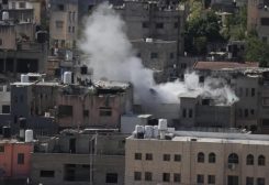 دخان يتصاعد من أحد المنازل خلال هجوم جيش الاحتلال على مخيم نور شمس (الأناضول)