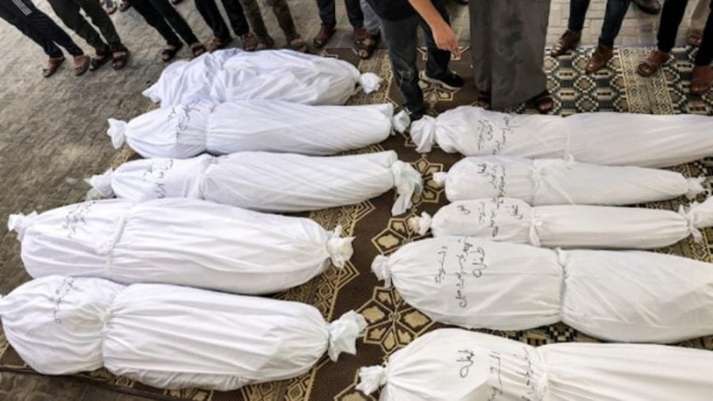 جثامين شهداء من مجمع ناصر الطبي بخان يونس في قطاع غزة