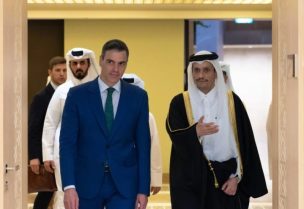 رئيس الوزراء القطري محمد بن عبد الرحمن آل ثاني مع رئيس الوزراء الإسباني بيدرو سانشيز