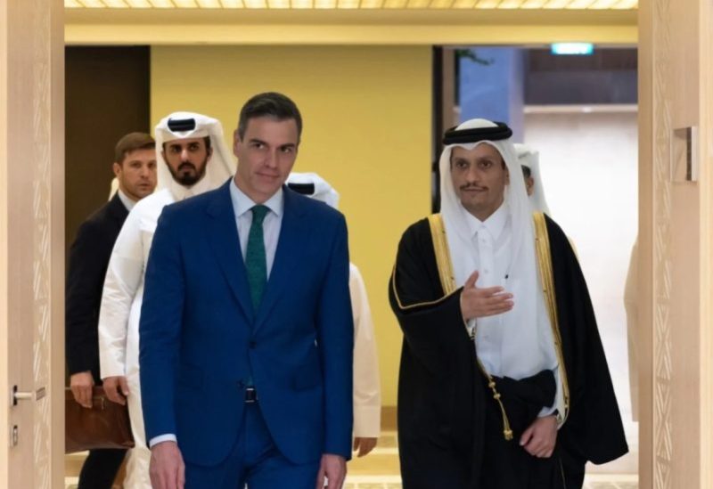 رئيس الوزراء القطري محمد بن عبد الرحمن آل ثاني مع رئيس الوزراء الإسباني بيدرو سانشيز