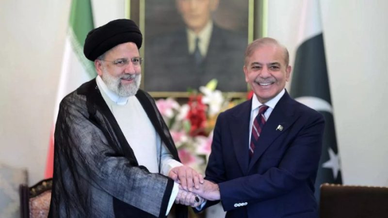 الرئيس الإيراني إبراهيم رئيسي ورئيس الوزراء الباكستاني شهباز شريف