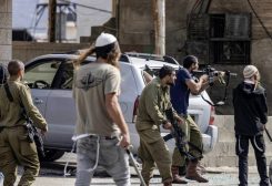مستوطنون يهاجمون البلدات الفلسطينية في الضفة والقدس بمرافقة جيش الاحتلال الإسرائيلي