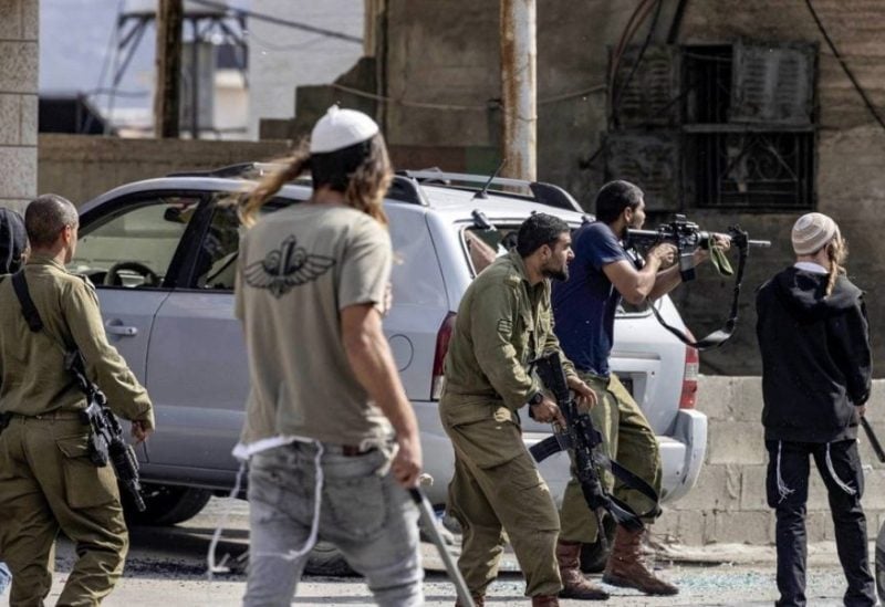 مستوطنون يهاجمون البلدات الفلسطينية في الضفة والقدس بمرافقة جيش الاحتلال الإسرائيلي