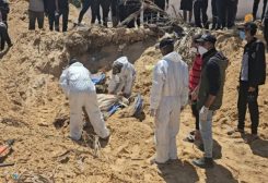البحث عن الشهداء وانتشالهم من المقابر الجماعية في ساحة مستشفى ناصر في غزة (الجزيرة)