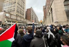 متظاهرون مؤيدون للفلسطينيين من حرم جامعة كولومبيا بنيويورك