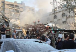 الضربة التي طالت القنصلية الإيرانية في سوريا (رويترز)