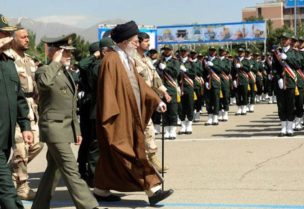 خامنئي يستعرض قوات الحرس الثوري الإيراني