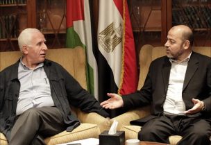 أبو مرزوق (يمين) ترأس وفد حماس بينما ترأس عزام الأحمد وفد حركة فتح (الأوروبية- أرشيف)