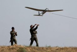 جندي من جيش الاحتلال يطلق طائرة مسيرة نجو قطاع غزة
