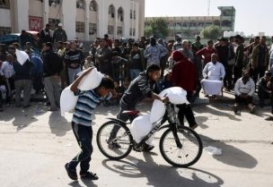 تجمع أهالي غزة للحصول على مساعدات