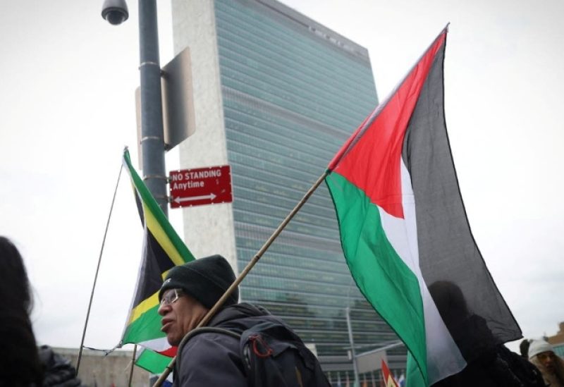 رفع علم فلسطين خلال تظاهرة أمام مقر الأمم المتحدة في نيويورك