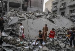 أطفال على إطلال منازلهم المدمرة في غزة