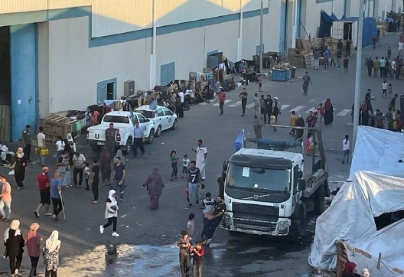 تجمع أهالي غزة أثناء تلقيهم المساعدات