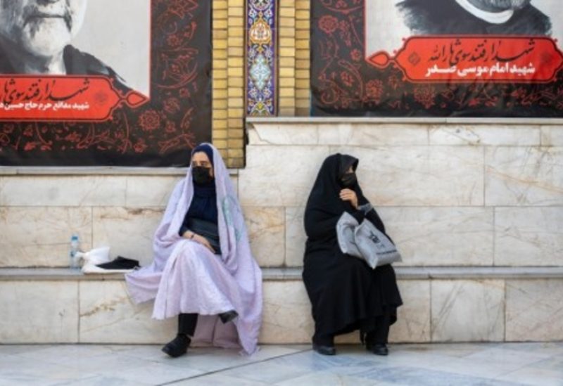 إيران تشدد على ضرورة ارتداء النساء للحجاب
