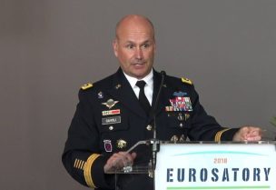 قائد الجيش الأمريكي في أوروبا الجنرال كريستوفر كافولي
