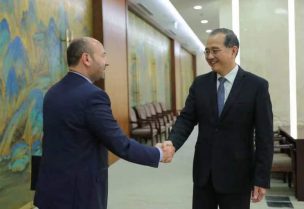 الامين العام لوزارة الخارجية والمغتربين السفير هاني الشميطلّي مع نائب وزير الخارجية الصينية دانغ لي