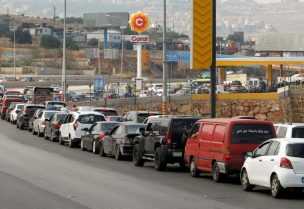 زحام على محطة محروقات في لبنان