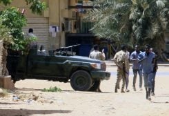 جنود من الجيش السوداني عند نقطة تفتيش