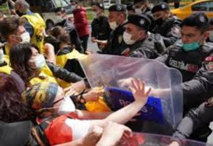الشرطة التركية تعتقل العشرات في إسطنبول أثناء محاولتهم تنظيم مسيرة بمناسبة عيد العمال