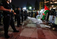 الشرطة تداهم جامعة كاليفورنيا وتفض مخيم متضامن مع غزة