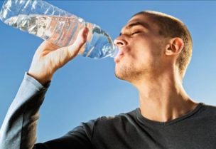 زجاجات المياه البلاستيكية