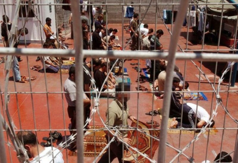 معتقلين فلسطينيين في السجون الإسرائيلية