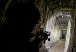 جندي إسرائيلي يدخل إلى فتحة نفق