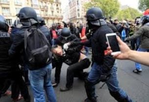 اشتباكات بين قوات الأمن ومتظاهرين في باريس خلال احتجاجات يوم العمال