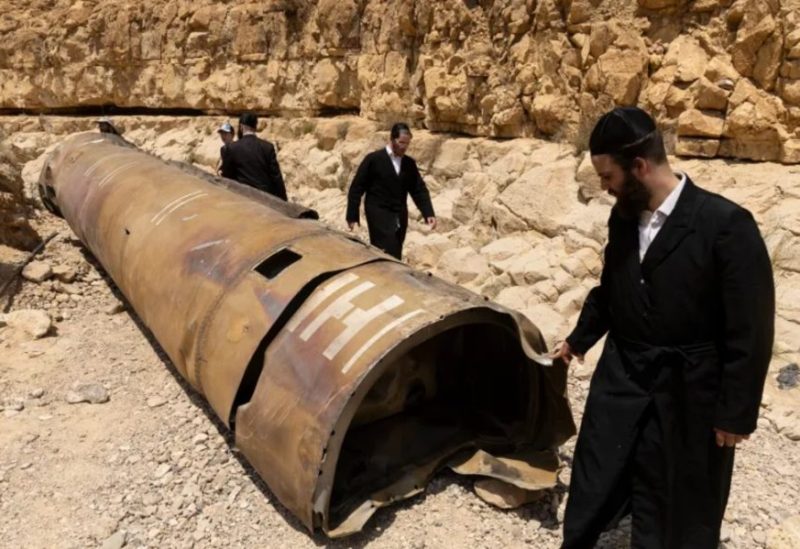 حطام صاروخ إيراني أطلق على إسرائيل يقع في قناة بالقرب من مدينة عراد (غيتي)