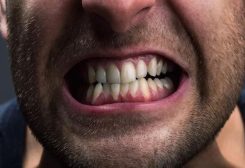 التوتر وصحة الأسنان