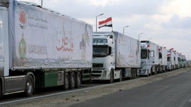 شاحنات مساعدات تنتظر الدخول إلى قطاع غزة