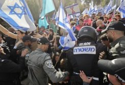 تجمع مئات الإسرائيليين في شوارع تل أبيب للتنديد بقانون التجنيد المثير للجدل