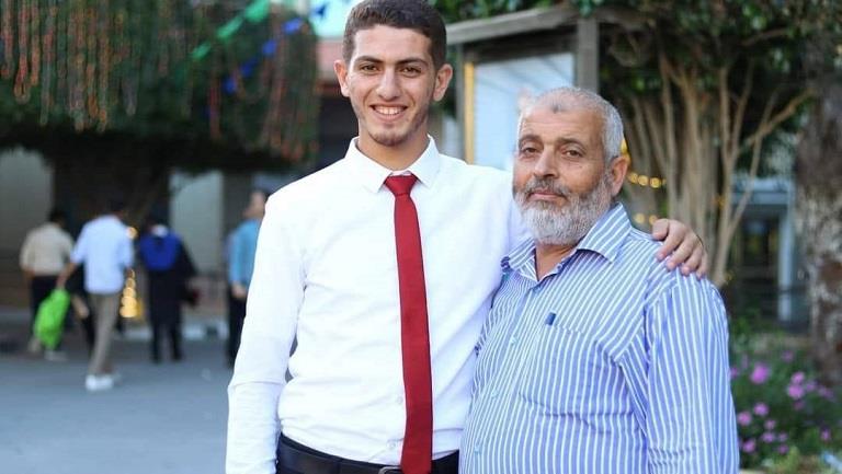 القيادي في حماس عزمي أبو دقة (يمين الصورة)