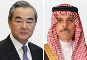 الأمير فيصل بن فرحان ونظيره الصيني وانغ يي